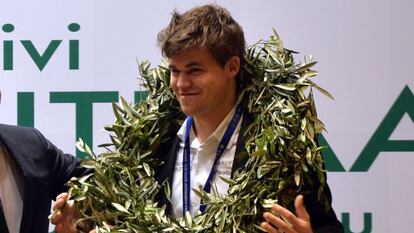 Carlsen, com a coroa de louros dos campeões.