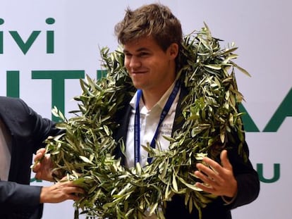 Carlsen, com a coroa de louros dos campeões.