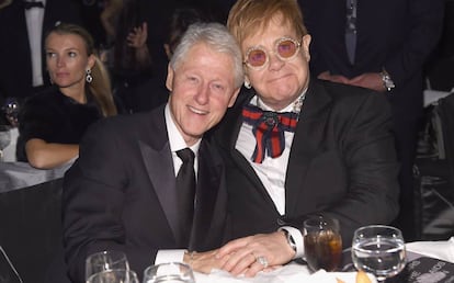 Bill Clinton, con Elton John, en Nueva York.