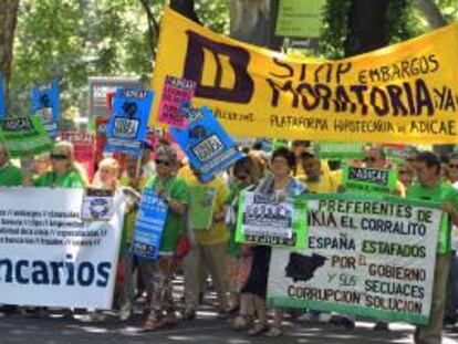 La Asociación de Bancos, Cajas y Seguros de Catalunya (AICEC-ADICAE) ha convocado hoy a una manifestación en Madrid a los afectados por las preferentes y la deuda subordinada, cláusulas suelo, estafa de la filatélica y otros abusos para exigir soluciones al fraude bancario y financiero.