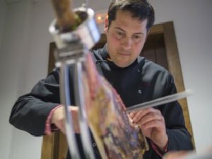 Luis Mulero, derrochando arte en el corte de jamón en la Hacienda La Plata, en La Bazana (Badajoz).