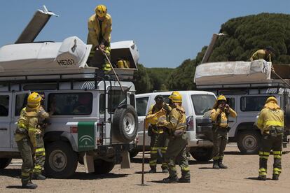  Un retén del Infoca llega a las cercanías del Parador Nacional para actuar en un rebrote del incendio.
