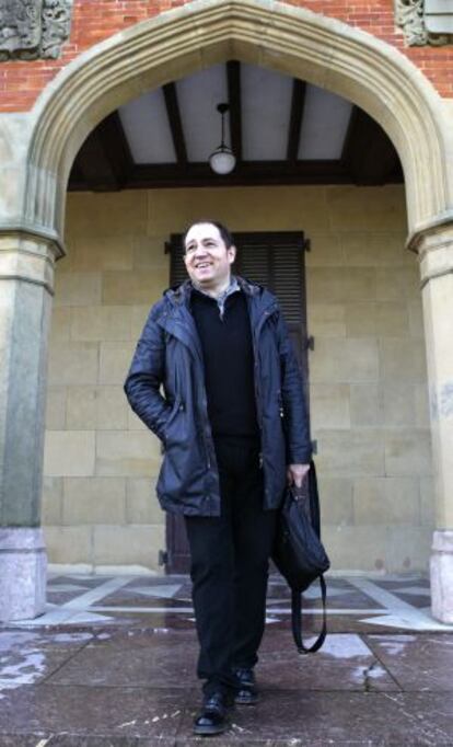 Pernando Barrena, dirigente de la izquierda abertzale aspirante a la portavocía de Sortu, posa en el Palacio de Miramar en San Sebastián.