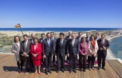 El president de la Generalitat, Alberto Fabra (centro), junto al ministro de Industria, Energía y Turismo, Jose Manuel Soria (centro), la alcaldesa de Valencia, Rita Barberá (3 izqda), y el president del Govern de Les Illes Balears, Jose Ramón Bauzá (4º izqda), posan junto a los premiados con las condecoraciones al mérito turístico 2013 que se han entregado hoy en Valencia.