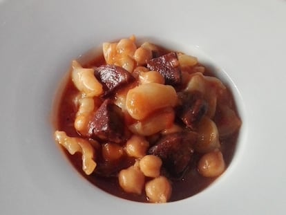 Plato de bacalao con butifarra del restaurante La Plaza, en Viladrau (Girona). Imagen proporcionada por el local.