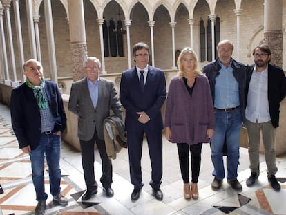 El presidente y la portavoz de la Generalitat posan junto a los secretarios generales de CC OO y UGT en Catalu&ntilde;a y Espa&ntilde;a
