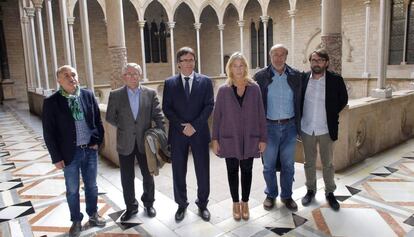 El presidente y la portavoz de la Generalitat posan junto a los secretarios generales de CC OO y UGT en Cataluña y España