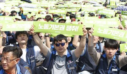 Miembros de la Confederación de Sindicatos de Corea del Sur (KCTU) participan en una marcha convocada con motivo del Día Internacional del Trabajo, este miércoles, en Séul (Corea del Sur).