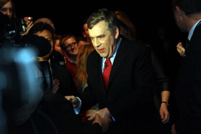 El primer ministro,  Gordon Brown,  visita unos estudios de televisión en la
ciudad de Manchester.