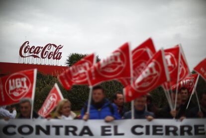 Protesta de trabajadores de Coca-Cola, en Sevilla, afectados por el ERE que afecta a 1.250 personas en esta fábrica.