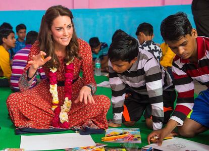 La Duquesa de Cambridge ha visitado un colegio de niños huérfanos, donde se ha interesado por sus problemas y ha jugado con los chavales.