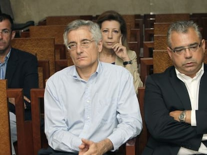 M. A. Munar, M. Nadal y los exconsellers de Econom&iacute;a, M. A. Flaquer, y de Territorio, B. Vicens en la Audiencia Provincial de Palma, el 4 de julio.