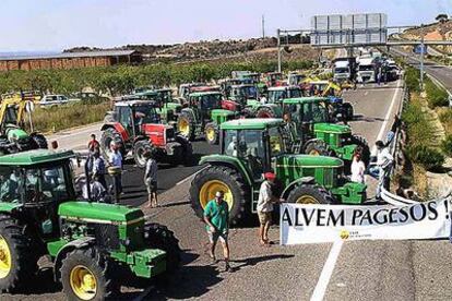 Decenas de tractores cortaron ayer, entre otras carreteras, la autovía A-2 a la altura de Fonolleres (Segarra).