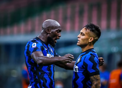 Lukaku y Lautaro celebran un gol en la Serie A.