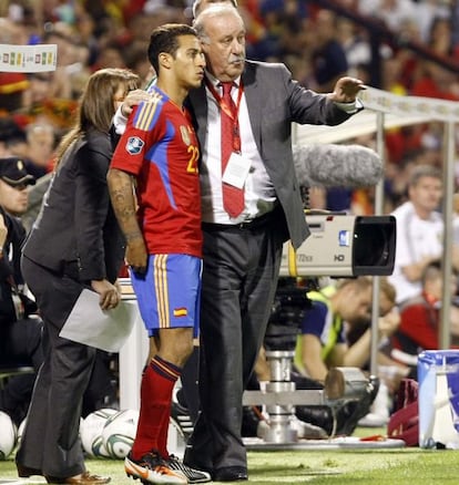 Del Bosque con Thiago, durante un partido.