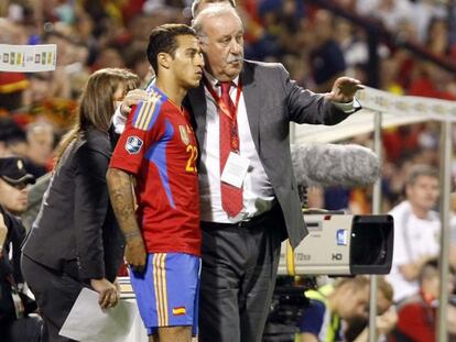 Del Bosque con Thiago, durante un partido.