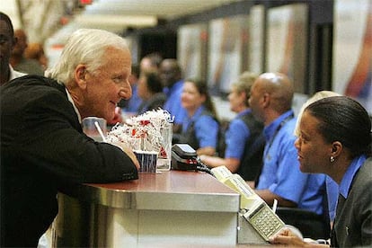 Gerald Grinstein, consejero delegado de Delta, se dirige a una empleada en el aeropuerto de Atlanta (EE UU).