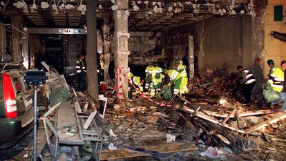 Desescombro en el edificio de Goya 14 tras el coche bomba del 11 de mayo de 2001.