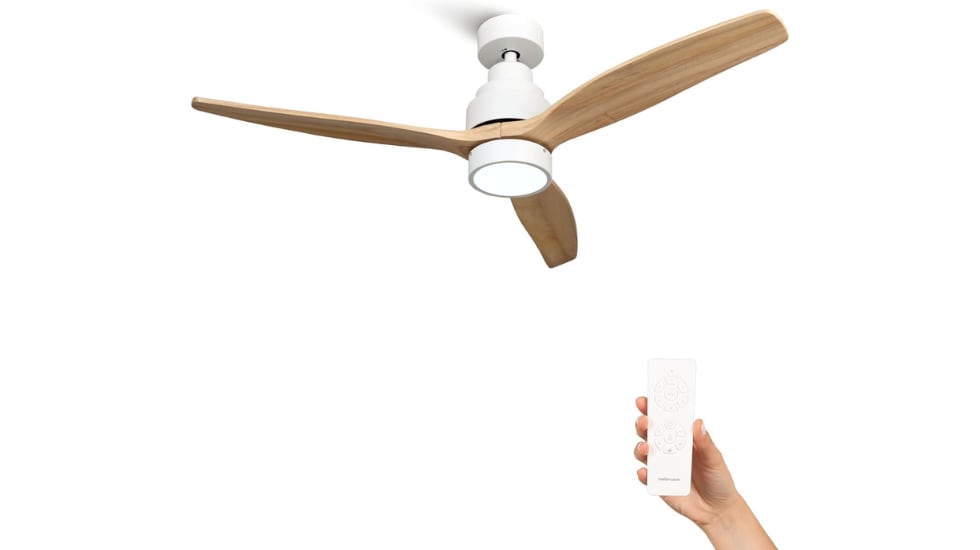 Ventilador de techo con aspas de madera ligera.