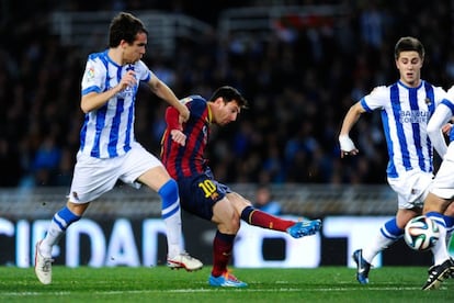 Messi marca entre Mikel González y Gaztañaga.
