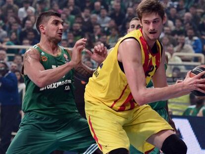 Pleiss, con el bal&oacute;n, ante Batista. 