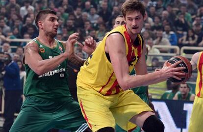 Pleiss, con el bal&oacute;n, ante Batista. 