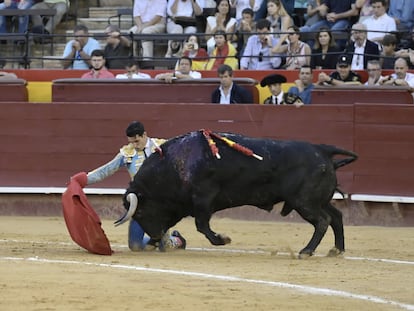 Talavante inicia de rodillas la faena al cuarto de la tarde.