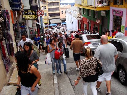 Peatones y autom&oacute;viles en una calle comercial de Sao Paulo, Brasil.