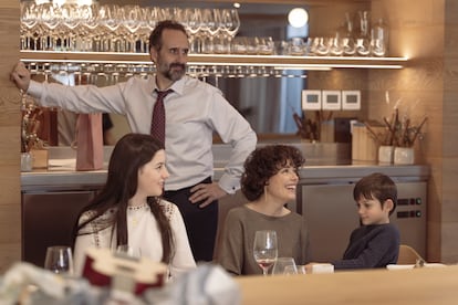Miguel Garcés (el padre, de pie), Blanca Soroa (la protagonista) y Patricia López Arnaiz (la tía), en 'Los domingos', de Alauda Ruiz de Azúa.