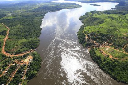 Vista aérea de un tramo del río Xingú, donde será construída la  hidroeléctrica a la que se oponen grupos indígenas y ecologístas.