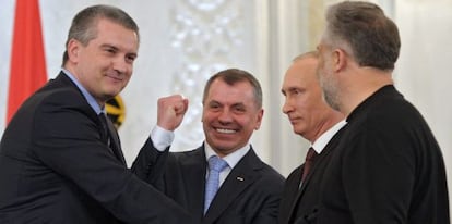 A la izquierda, el primer ministro de Crimea, Serguéi Axiónov.