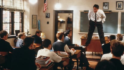 Robin Williams interpreta al profesor John Keating en 'El club de los poetas muertos', de Peter Weir (1989).