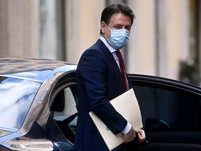 Giuseppe Conte na saída para o Palácio Quirinale, sede do Executivo, após apresentar sua renúncia ao cargo de premiê, nesta quarta.