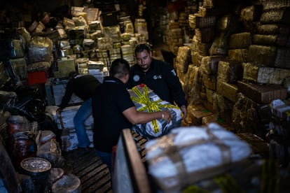 Agents from the Prosecutor's Office unload seized fentanyl in a warehouse in Tijuana (Mexico), in October 2022.