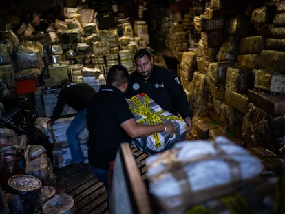 Agentes de la Fiscalía descargan fentanilo decomisado en un almacén en Tijuana (México), en octubre de 2022.