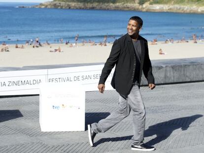 El actor Denzel Washington caminando junto a la playa de La Zurriola, en San Sebastián.