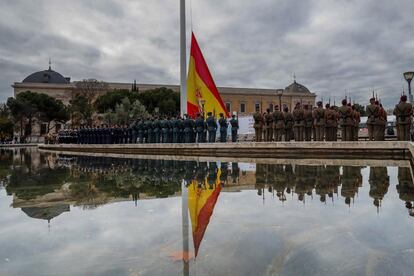 Acto solemne de izado de la bandera nacional en los Jardines del Descubrimiento de la plaza de Colón de Madrid, con motivo de la celebración del 41 aniversario de la Constitución.
