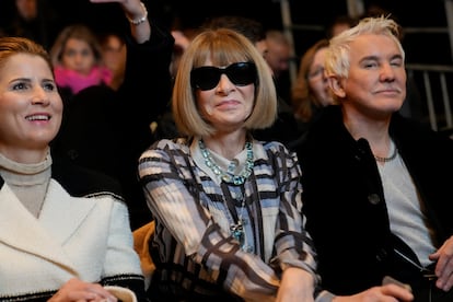 No ha faltado a la cita la todopoderosa directora creativa de 'Vogue' de Estados Unidos, Anna Wintour. Durante el desfile, se ha sentado junto al director australiano Baz Luhrmann y también junto a la extenista suiza Mirka Vavrinec, esposa de Roger Federer.