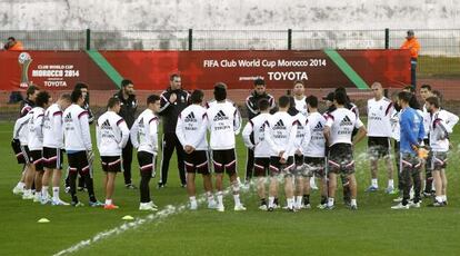 Los jugadores del Madrid durante el entrenamiento en Rabat. 