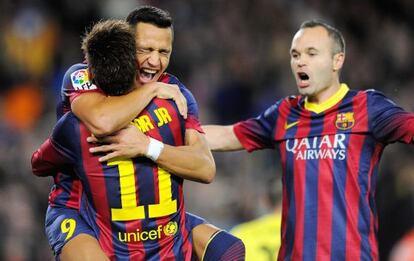 Alexis se abraza a Neymar, ante Iniesta, tras el gol.