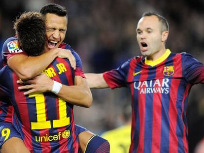 Alexis se abraza a Neymar, ante Iniesta, tras el gol.