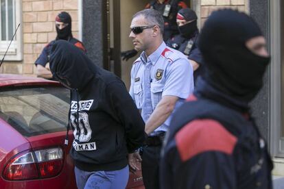 Los agentes con uno de los detenidos.