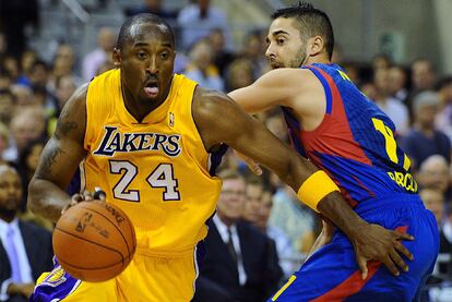 Kobe Bryant intenta driblar a Juan Carlos Navarro. El español ha logrado en el primer cuarto 11 puntos.