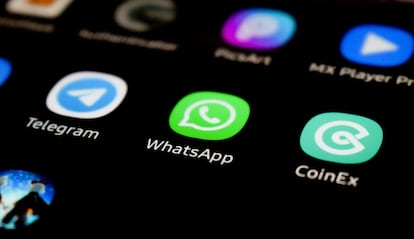 Icono de la aplicación WhatsApp en la pantalla de un smartphone