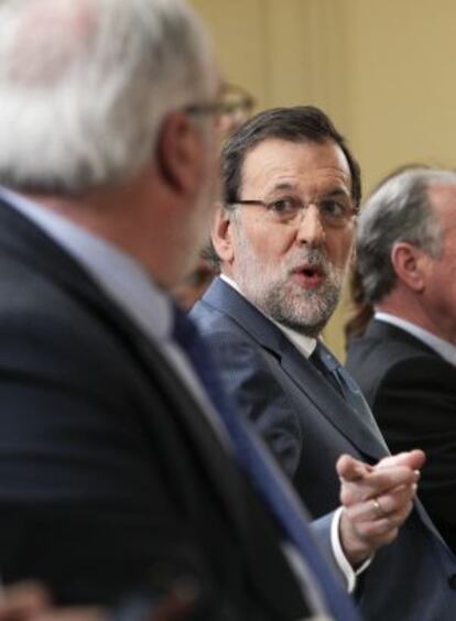 Rajoy señala a Cañete en La Moncloa el 13 de marzo.