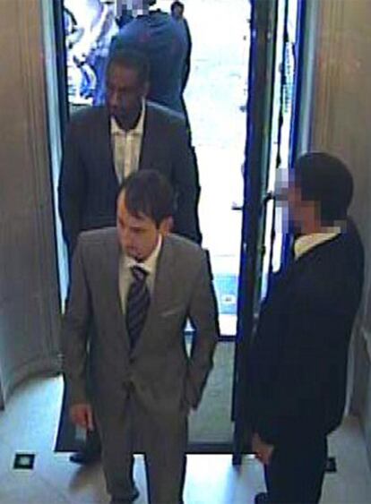 Una imagen de la cámara de seguridad muestra a los dos hombres al entrar en la joyería.