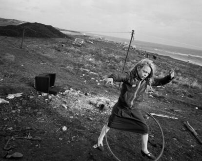 'Helen y Hula-Hoop', imagen en la playa de Seacoal, en Lynemouth, Reino Unido (1984).