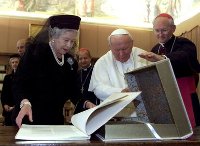 La reina Isabel II de Inglaterra  y el Papa Juan Pablo II, observan un libro con 50 reproducciones de obras de Canaletto, durante su entrevista en el Vaticano, el 17 de octubre de 2010.