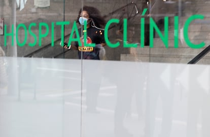 Una mujer protegida con una máscara sale del hospital Clínic de Barcelona