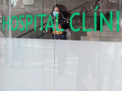 Una mujer protegida con una máscara sale del hospital Clínic de Barcelona